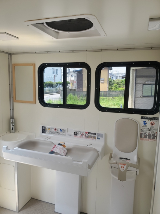 多機能トイレ内のベビーベッド・ベビーチェア