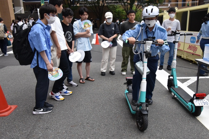 安全な乗り方を説明する天白署員