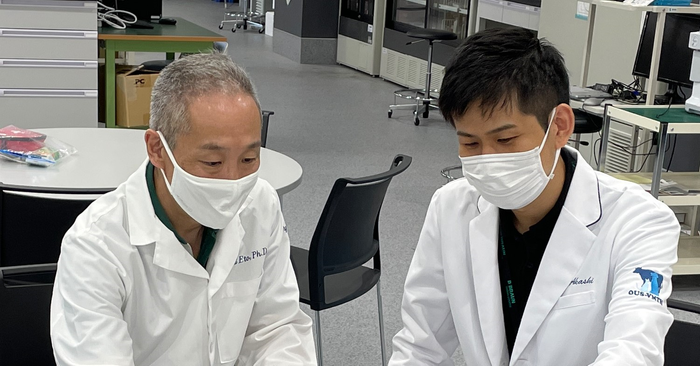 得られたデータを検討する江藤教授（左）と朱助手（右）