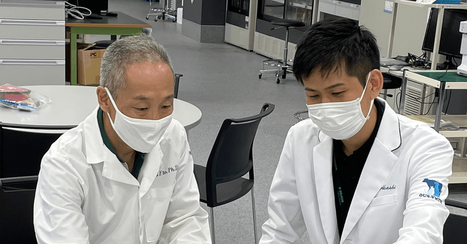 得られたデータを検討する江藤教授(左)と朱助手(右)