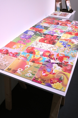 1回目の展覧会の様子(当館1階展示室)テーブルごとに担当した月刊誌『華道』を並べました。