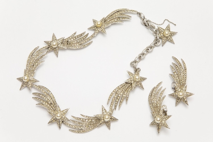 クリスチャン・ディオール《ネックレス、イヤリング》 デザイン:ロジェ・ジャン=ピエール、制作:ミッチェル・メイヤー、1954年頃、ラインストーン、模造パール、メタル、小瀧千佐子蔵