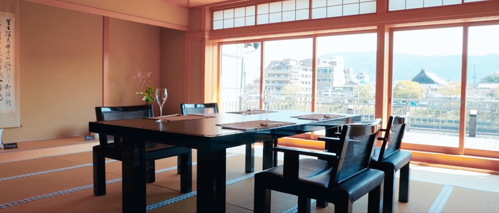 鴨川の絶景が一望できる2階のお部屋