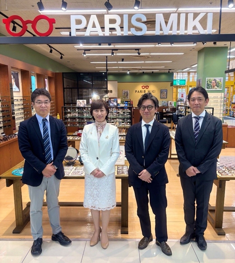 （写真左より）パリミキ  代表取締役社長 恒吉 裕司、愛知子ども応援プロジェクト 代表理事　藤野　直子様、パリミキ  営業本部長 成尾 斗夢、パリミキ 中部ブロック ジェネラルマネージャー　辻本 昌弘