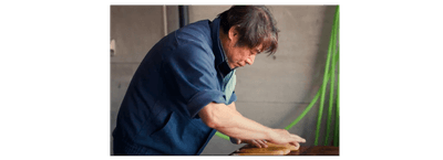 塩漬けしたからすみを一つずつ丁寧に塩出しする川崎代表