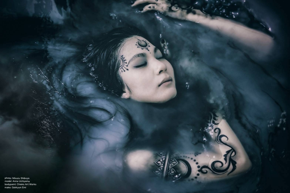 ハロウィンには欠かせない、ボディーペイントや2週間で消えるヘナタトゥーも