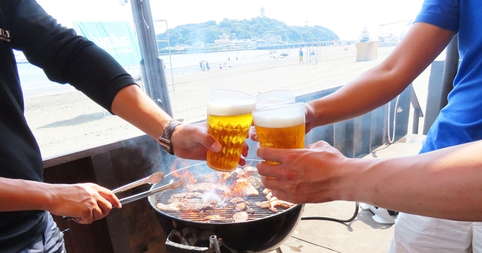 海の家で乾杯するイメージ