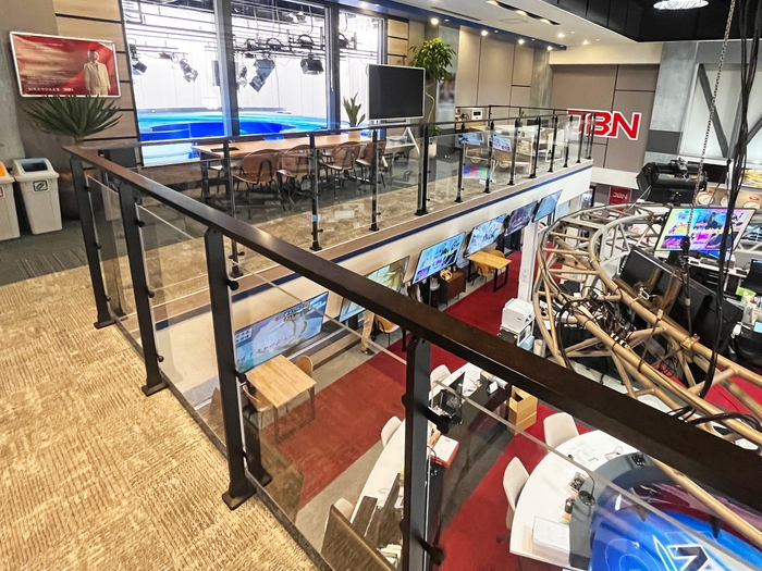 2階吹き抜けフロアを囲む手摺 クリアパネル仕様で開放的に