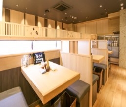店内は明るい木調 全45席(カウンター21席、テーブル24席)