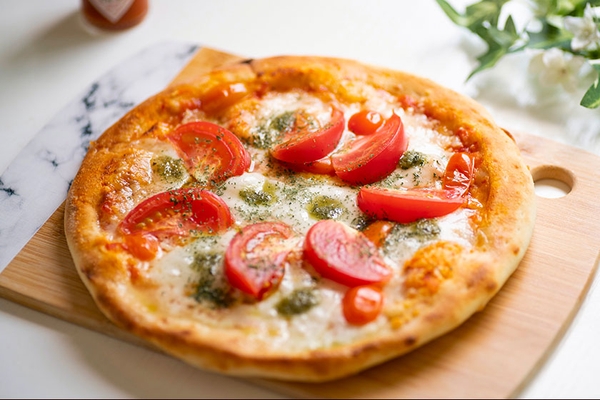 フレッシュトマトとハムのピッツァ