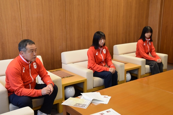 大会の概要などを説明する米田監督（左）