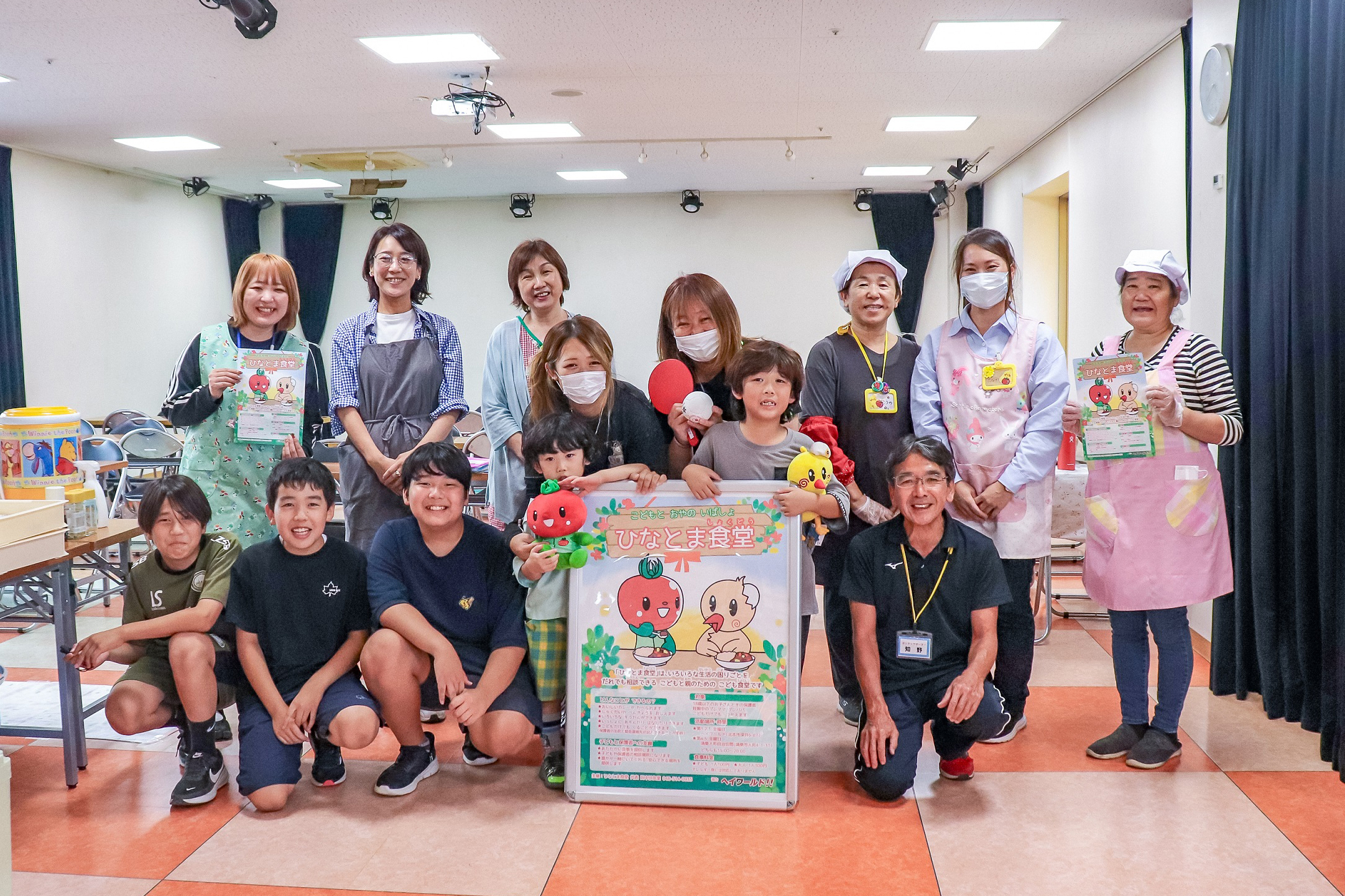 ひなとま食堂の皆さんの集合写真