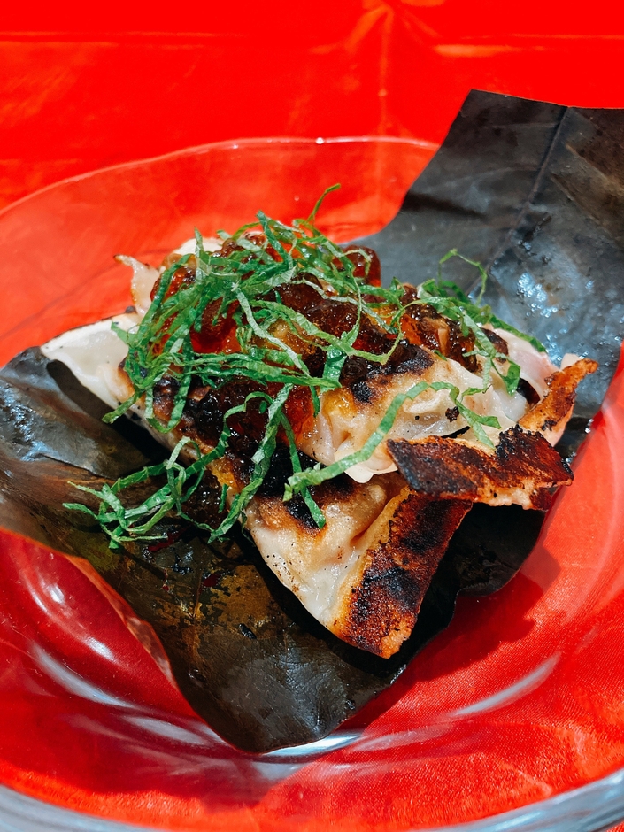 原木しいたけの冷やし棒ぎょうざ(朴葉包み)