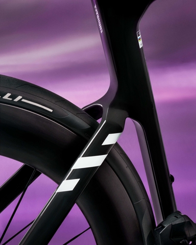 最大35mmのタイヤクリアランス: 完成車には35mmのピレリタイヤを採用。近年主流となっている、より速く・より太いタイヤに対応。荒れた路面でも快適性・トラクション・安心感を高めます。さらにISO基準で4mm以上のクリアランスを確保し、泥詰まりを防ぎます。