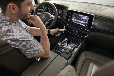 「HDMI非搭載の純正モニター」を戦力化。挿すだけでワイヤレスCarPlay／Android Autoを起動し、HDMI入力も増設する「GetPairr TV」──抜き差しも待ち時間も削って、ドライブを“途切れさせない”。