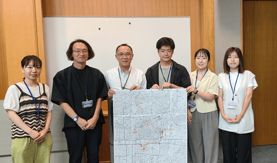 大阪城天守閣・宮本裕次館長(左から3人目)、総合社会学部教授・村松秀(左から2番目)、村松4年ゼミ生