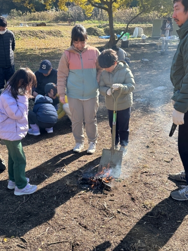 焚火の火種は竹炭づくりに活用