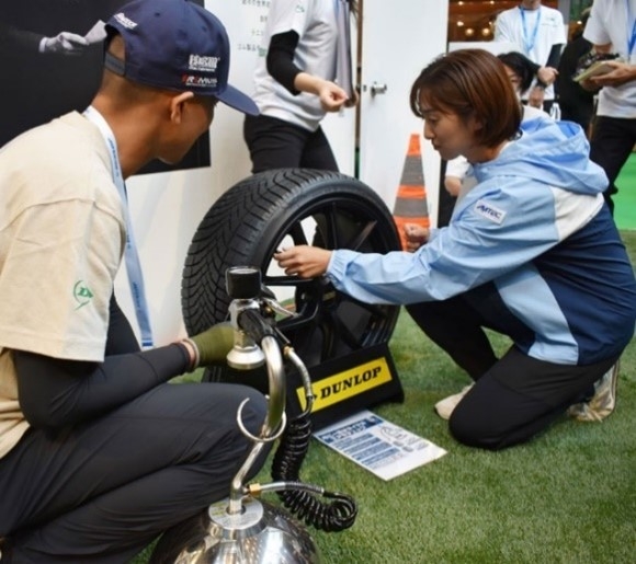 土居美咲プロも空気圧点検を体験