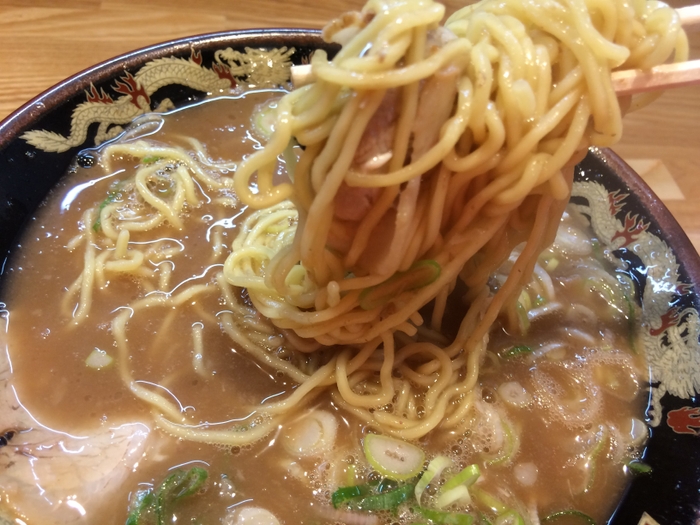 とんこつラーメン 麺アップ