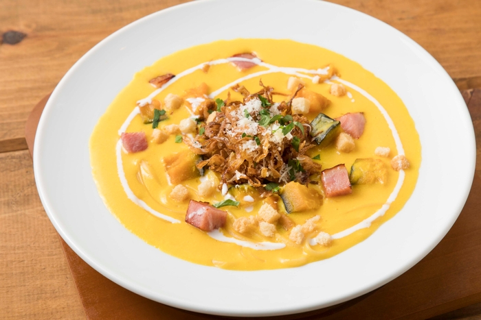 かぼちゃのクリームポタージュと角切りベーコンのスープパスタ 850円(税抜)