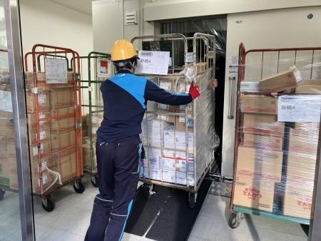 アサヒロジスティクス松戸事業所からの商品搬入の様子