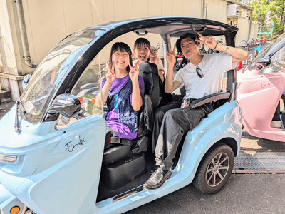2023年度最優秀賞チームと企業との実証実験の様子。通学で電動トゥクトゥクを利用する学生たち(2024年5月)