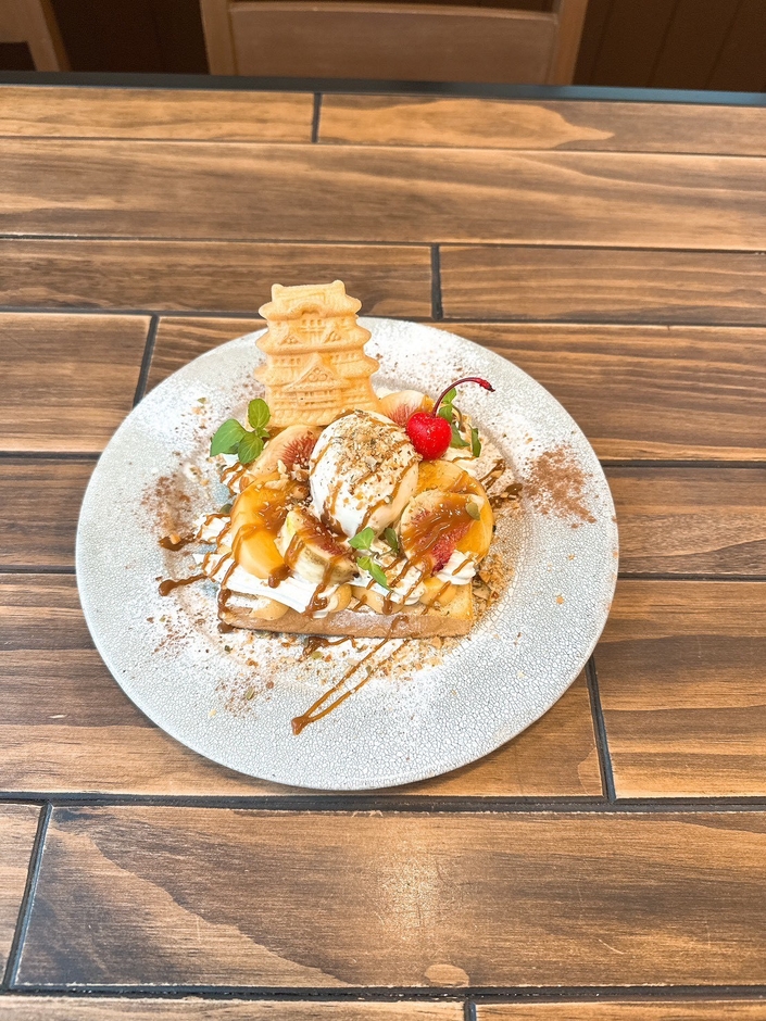 ◆季節のフルーツと守谷食パンのキャラメルナッツトースト