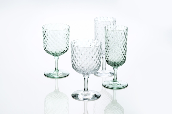 〈joieジョワ〉 格子模様が煌めく使い勝手の良いストレート形状のグラスに太めのステムをつけたグラス。グラスに少し高さが出ることで、食卓にリズムが生まれます。 子どもから大人まで、どんな飲み物もちょっと特別な気分で楽しむことができます。