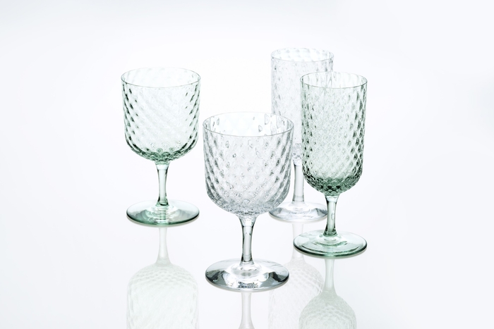 〈joieジョワ〉 格子模様が煌めく使い勝手の良いストレート形状のグラスに太めのステムをつけたグラス。グラスに少し高さが出ることで、食卓にリズムが生まれます。 子どもから大人まで、どんな飲み物もちょっと特別な気分で楽しむことができます。