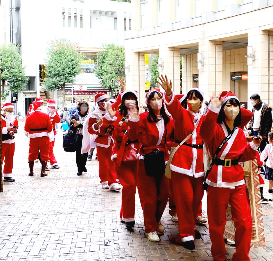 三軒茶屋の街をサンタの衣装で歩く学生の様子(2022年)