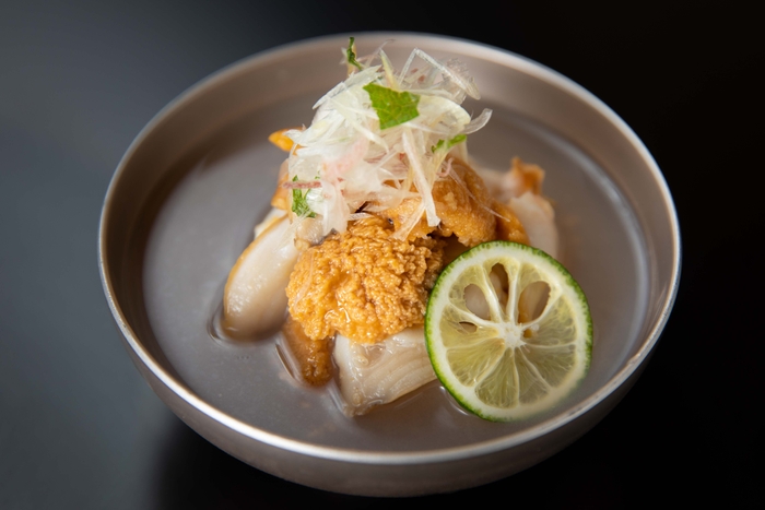 さらに!+880円でコースのお吸い物を「生雲丹とつぶ貝のいちご椀」にアップグレードも可能です。