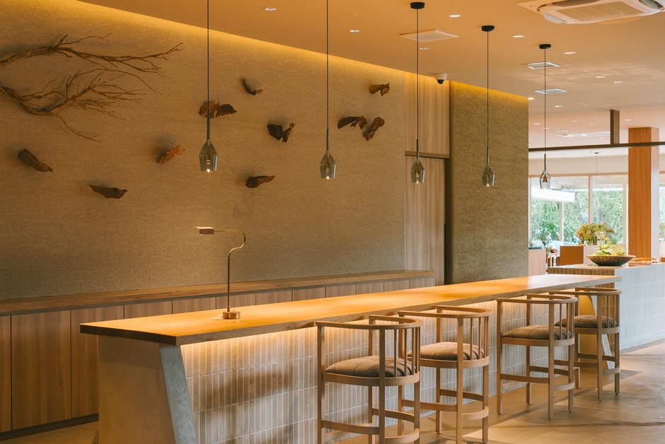 湖へ飛び立つ小鳥が舞うロビーラウンジ