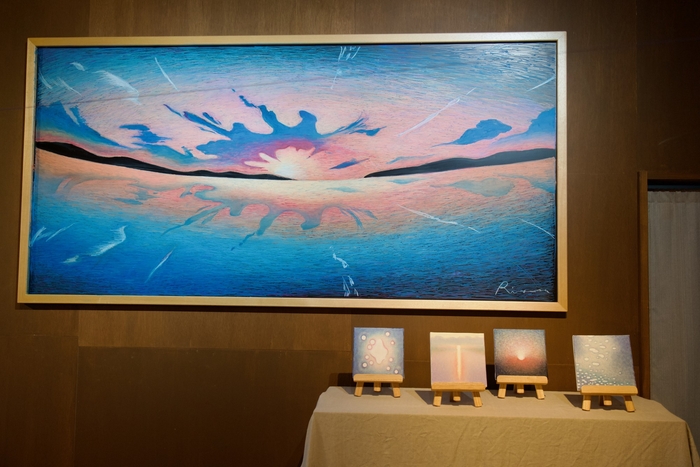 地域の「水・空気・光」を詰め込んだ作品。風景のような絵画から抽象画まで、ほぼ毎日制作しています