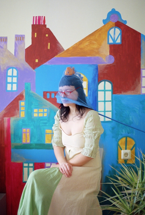 アリョーナ・ランダーロワ《網をかぶった少女》2012 (c)Alena Zhandarova