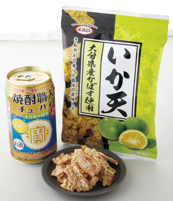 ＜大分県＞左）タカラ「焼酎職人チューハイ」(大分産かぼす)350ml、右)いか天大分県産かぼす味