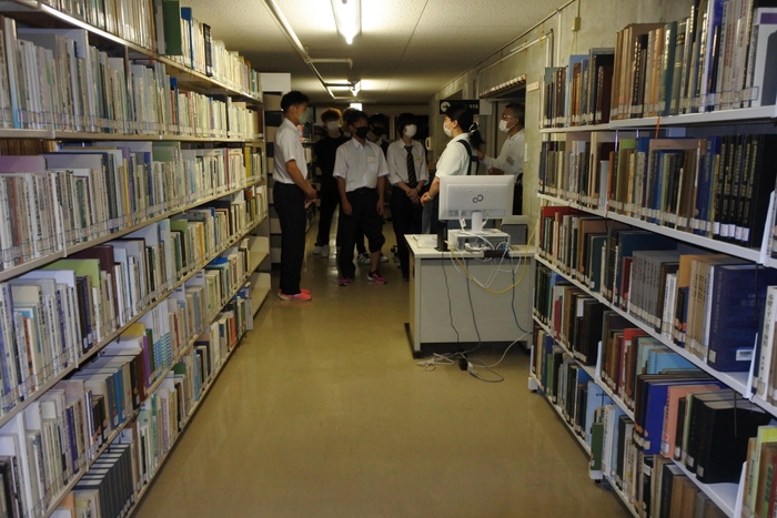 図書館見学ツアーで書庫に入る