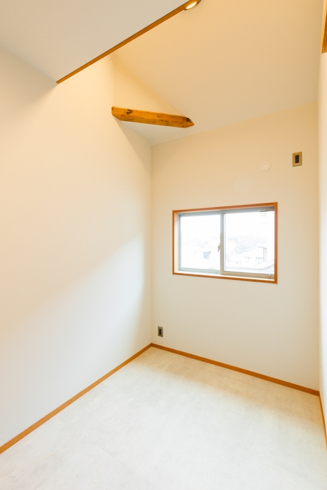 ロフトのある洋室