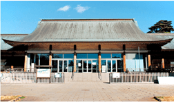 たてもの園前広場の奥に位置するビジターセンター(旧光華殿)