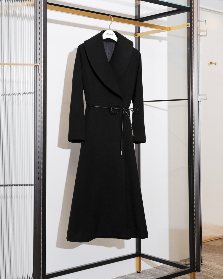 エレガントカラーフレアコート　27,000円