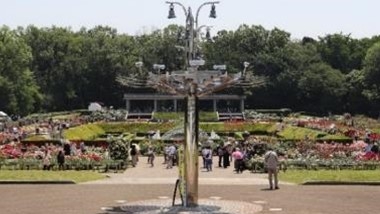 ばら園ガイドツアー」集合場所のカリヨン