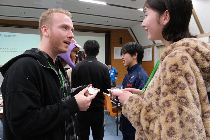 (海外の留学生と交流する中学生)