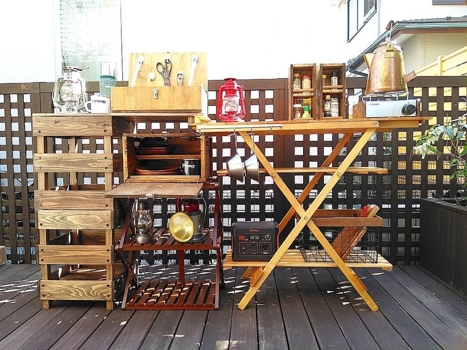 木箱はキャンプ棚と組み合わせるなどすれば、使い勝手が向上します