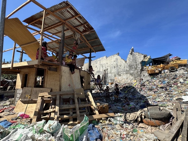 ゴミ山で暮らす子どもたちの様子