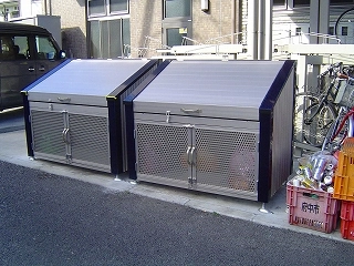 【納入事例レポート】あ、ここにも杉田エース！Vol.83東京都府中市では、町の景観を美しくするために共有の「ゴミ箱」を新しくする活動をしています。新しいものに変えると補助があります。そんな中、マンションへアルミ製のゴミ箱「クリーンボックス　CBA-3」を納入させていただきました。