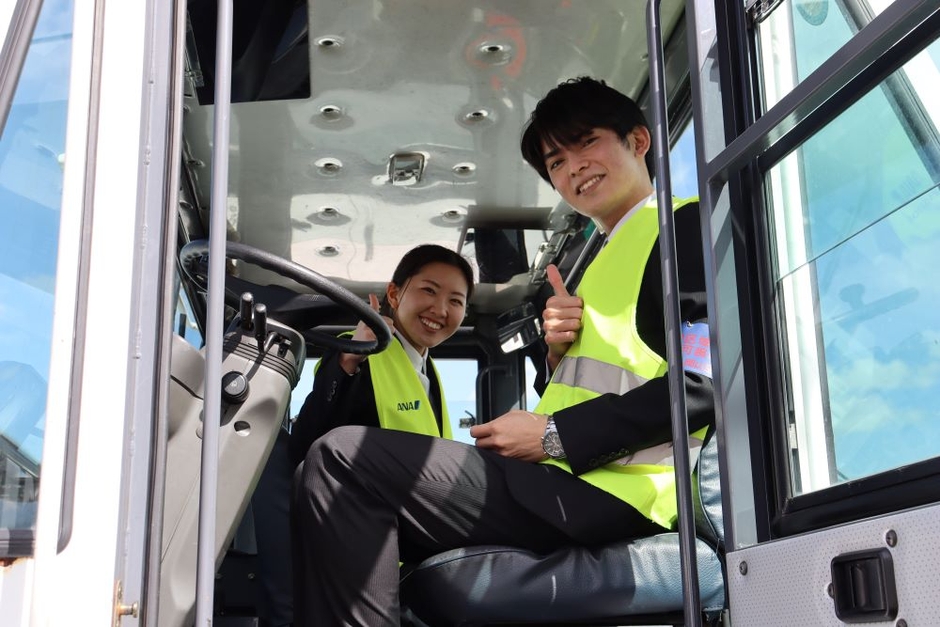 トーイングカーの運転席に同乗した学生たち