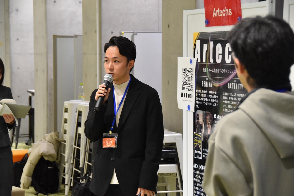 活動を紹介するArtecksの宮﨑左京さん(情報工学部3年)