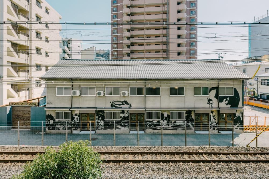 ファサードには既存の壁画を損なわないよう開口部を設置／壁画はポートレイトペインター山本 勇気氏によるもの
