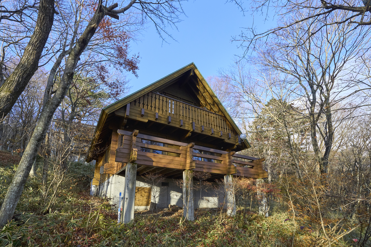 薪ストーブとウッドテラスのある本格ログハウスを満喫 「スイートヴィラ 那須高原フィンランドログ」12/9に開業