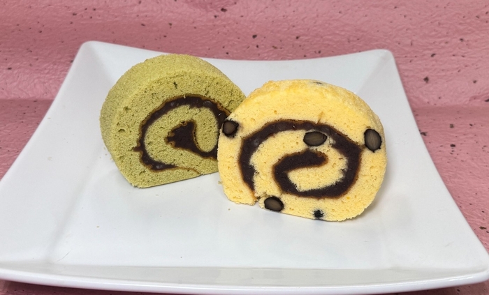 経営学部生と人気和菓子店がロールケーキ風和菓子を共同開発　精華町特産のケール使用「精華ロール」と、「黒豆ロール」を限定販売