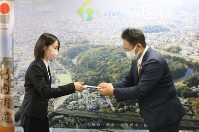 山入端 創 羽曳野市長から三輪 亜梨沙さんへ